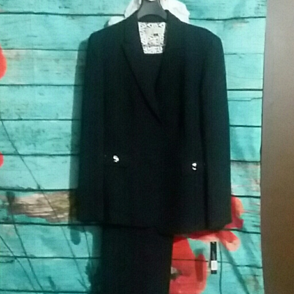Woman's 2 pc suit-pants/jacket